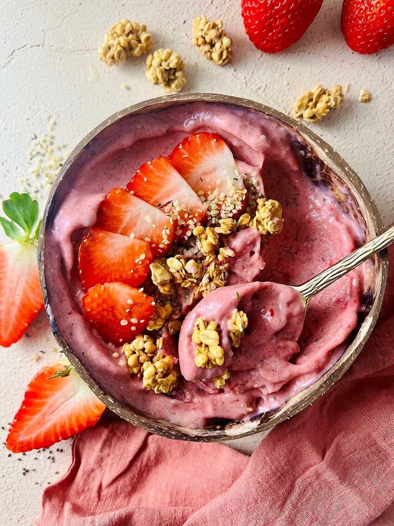 Strawberry Banana Smoothie Bowl