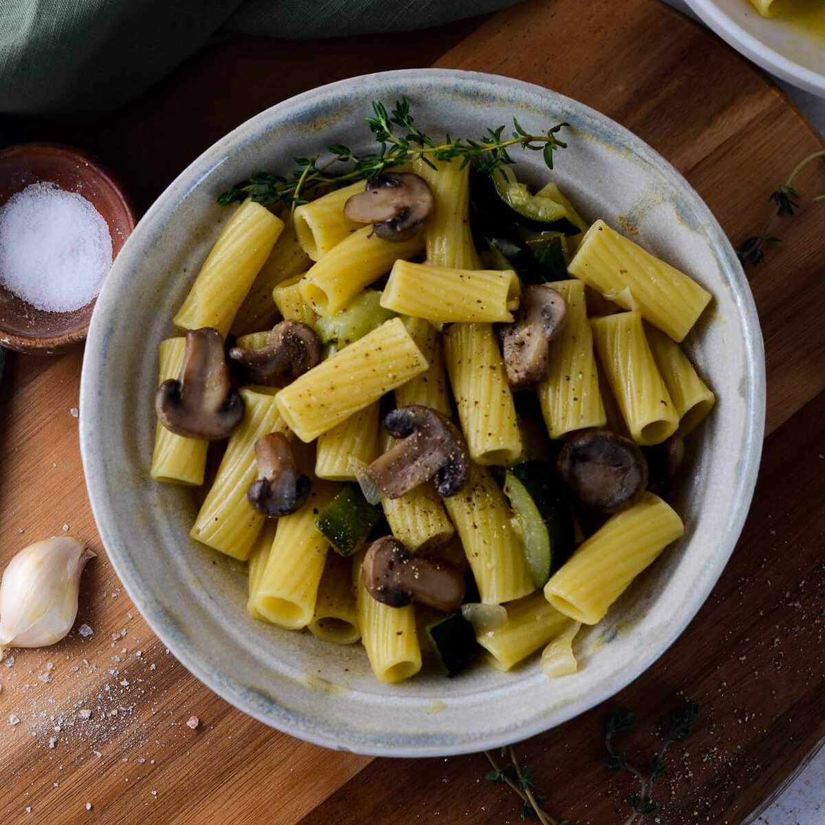 One Pot Zucchini Mushroom Pasta (Vegan, 20 Minutes)