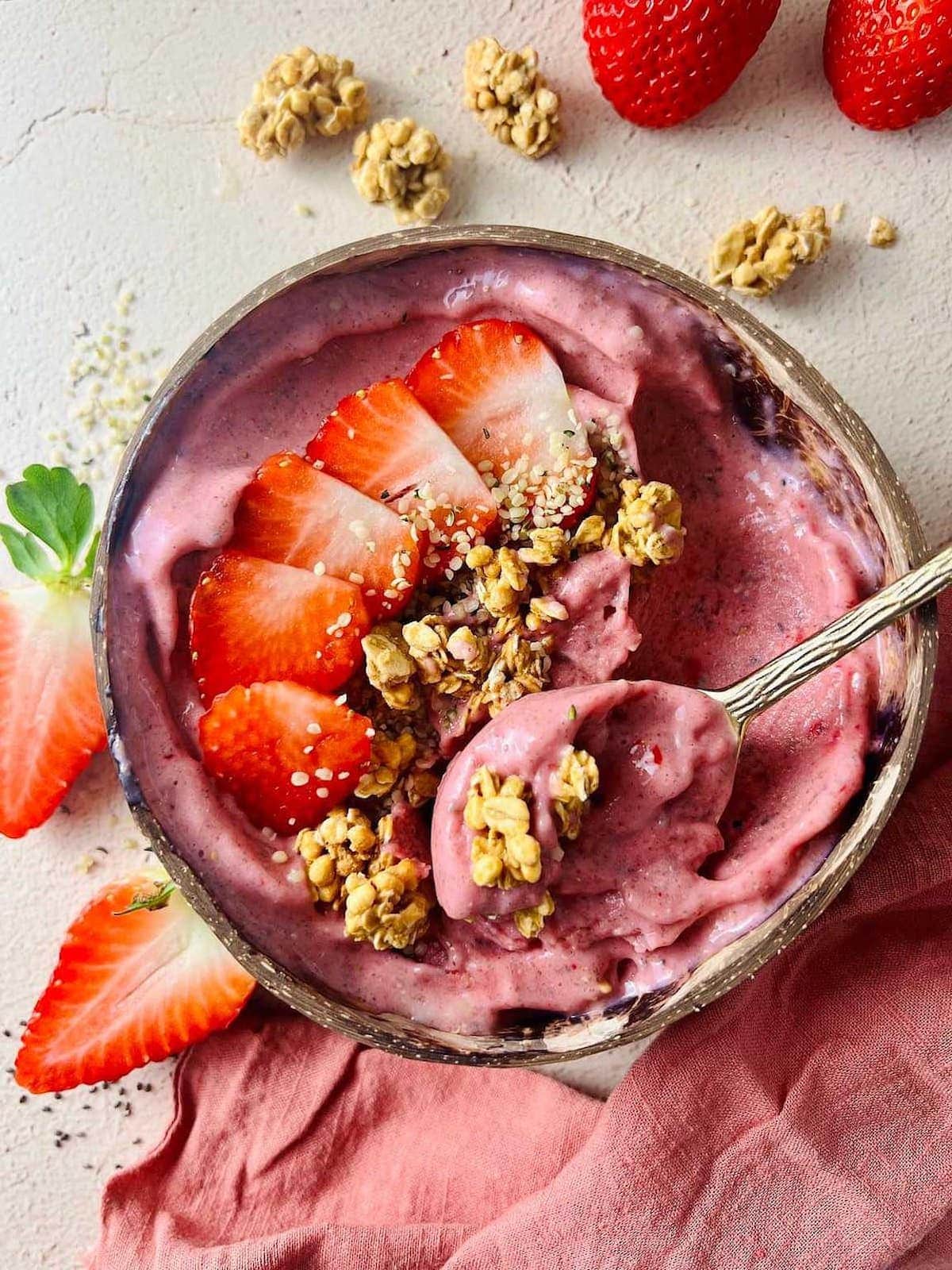 Creamy Strawberry Smoothie Bowl