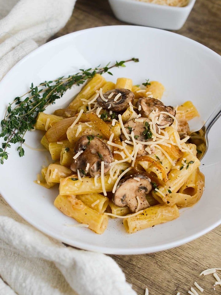 Creamy Mushroom Rigatoni with Caramelized Onions (Vegan) - Naturallie ...